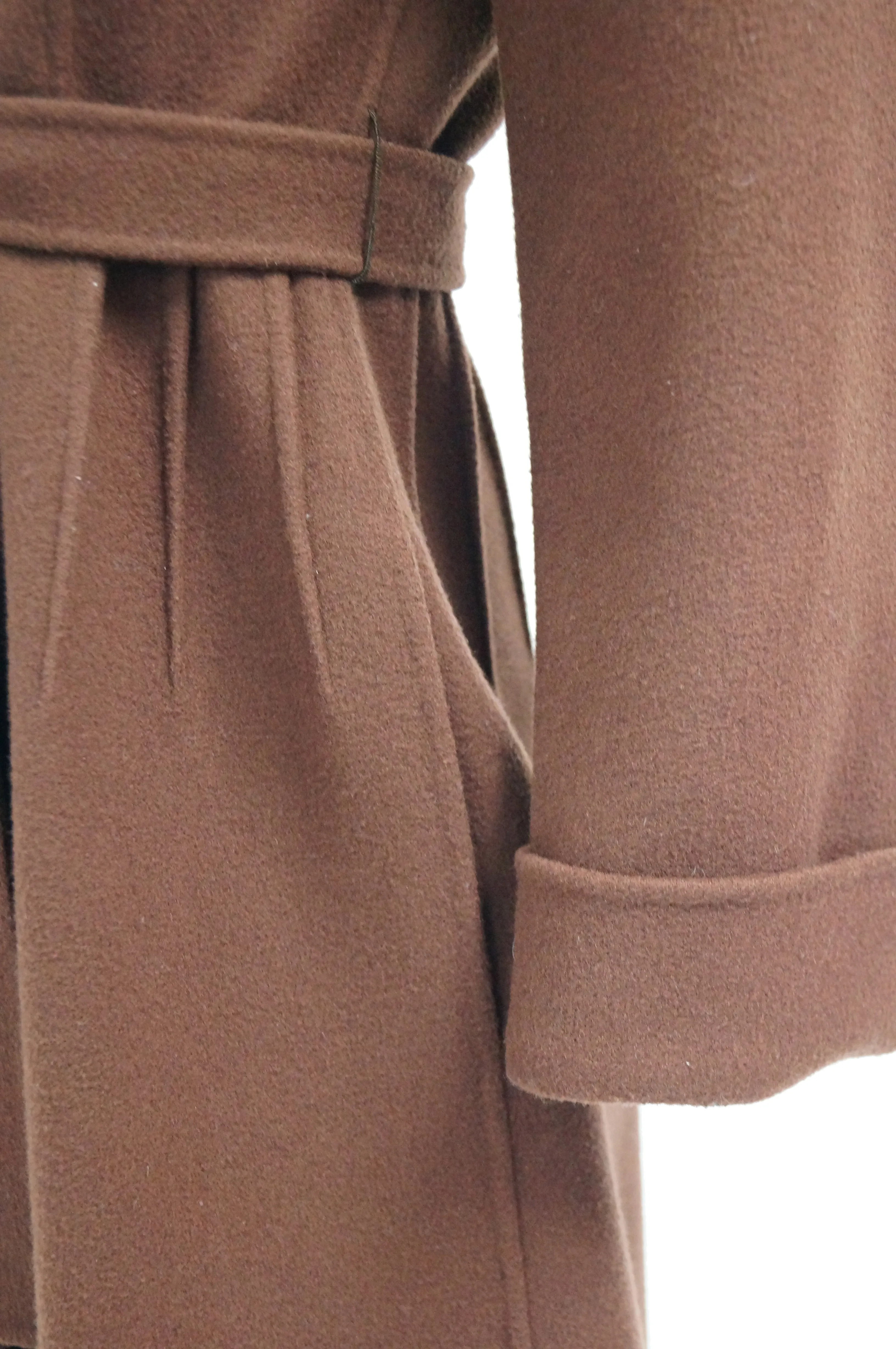 Manteau enveloppant en laine Audrey Brown des années 1970 par Andre Laug
