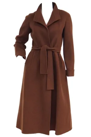 Manteau enveloppant en laine Audrey Brown des années 1970 par Andre Laug