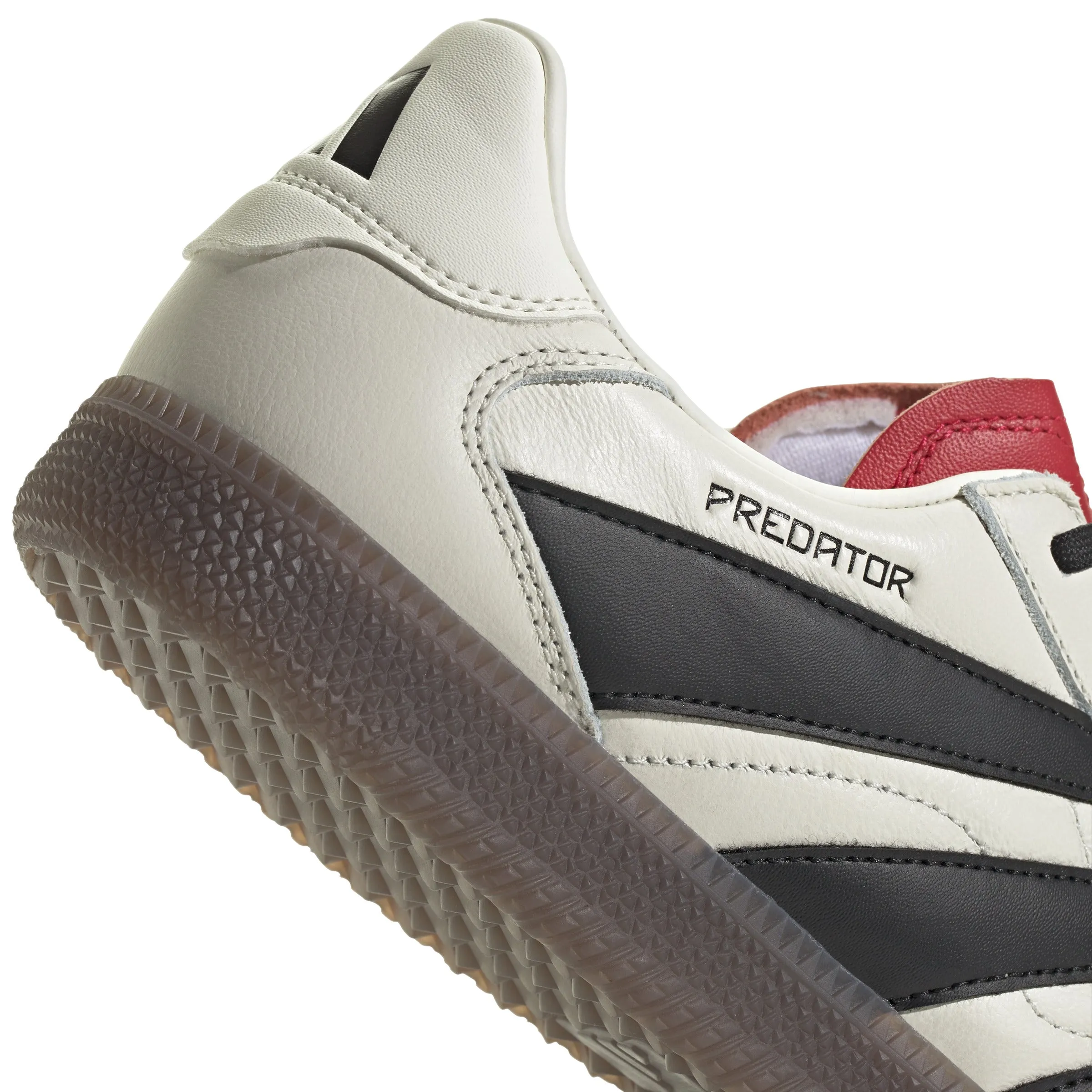 Chaussures de football adidas Predator Freestyle - Blanc cassé/Noir de base/Rouge rubis pur